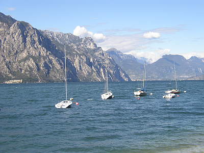 Segelboote im Wind liegend am nördlichen Gardasee, da wo die Boote der Firma RIVA her kommen aus dem gleichnamigen Ort.