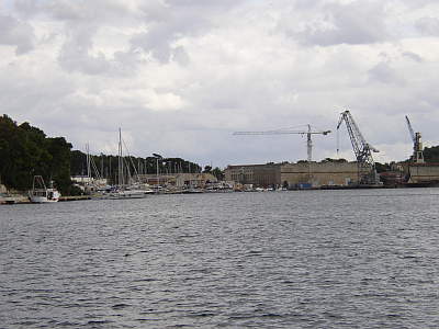 Ein Bild ohne große Aussage, ich weiß das dort eine Bootswerft in Crek/Kroatien ist und dort nur deutsche Schiffe auf Dock liegen. Boote aus HH, Kiel, etc. Sehr interressant!