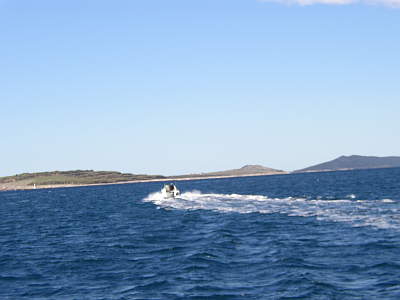 Bei einen Segeltörn in Kroatien entstand dieses Bild, der Motorbootfahrer nahm uns die Vorfahrt und bis ich meine Kamera soweit hatte, war er zu weit weg …